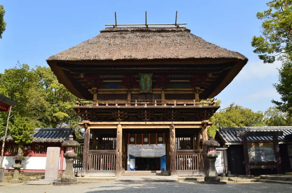 Thatched gate at Aoi Aso Shrine in 2018