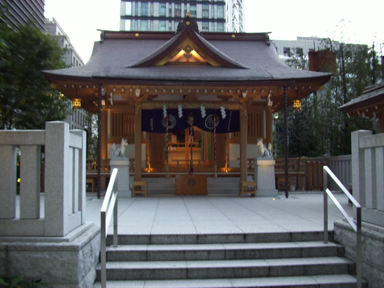 The main building of Fukutoku Shrine in Nihonbashi