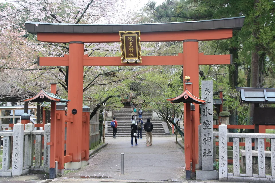 The red torii and entrance steps at Himuro Shrine in Nara, photographed in April 2015