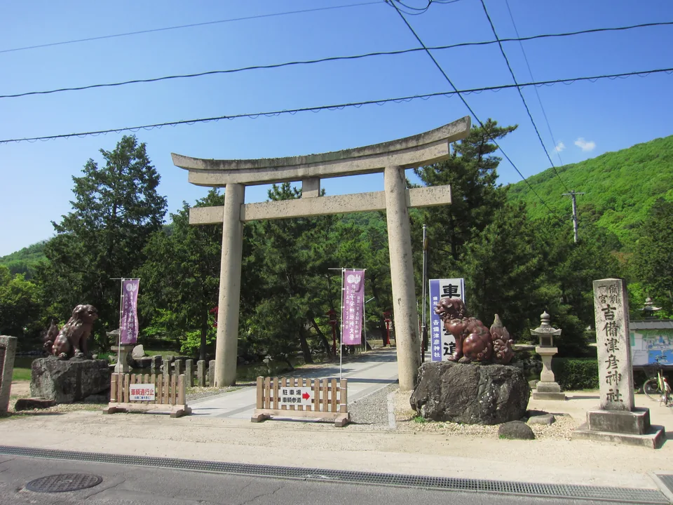 Stone torii at Kibitsuhiko Shrine, photographed in 2013