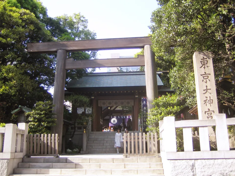 Torii and shrine building at Tokyo Daijingu