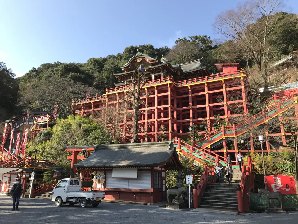 Elevated main hall and steps at Yutoku Inari Shrine in 2016